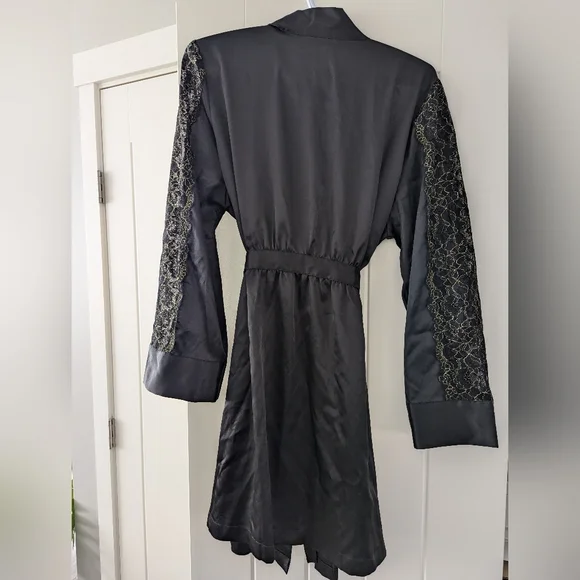 Satin robe - Picture 4 of 4